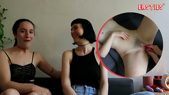 Perancang Busana Berlin Katie A Dan Delfine L Terlibat Dalam Jari Sensual Dan Menjilat